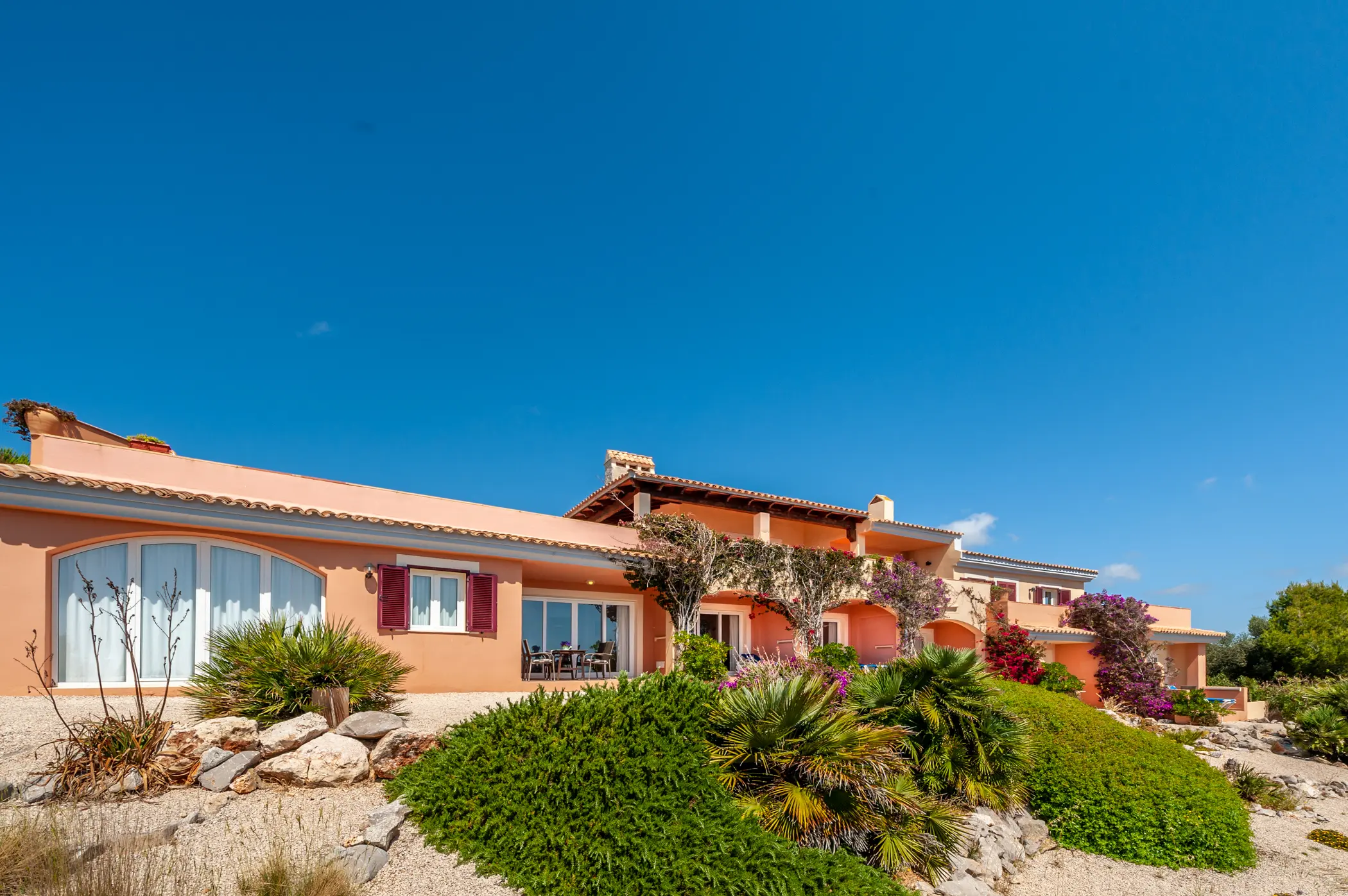 Die Residencial Playa Mar von der Gartenseite