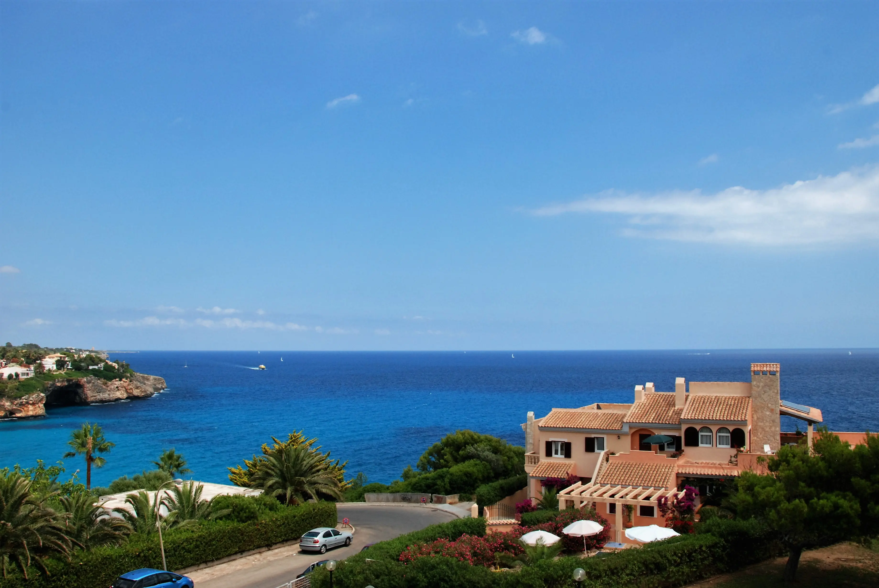 Die Residencial Playa Mar über der Bucht von Cala Mendia