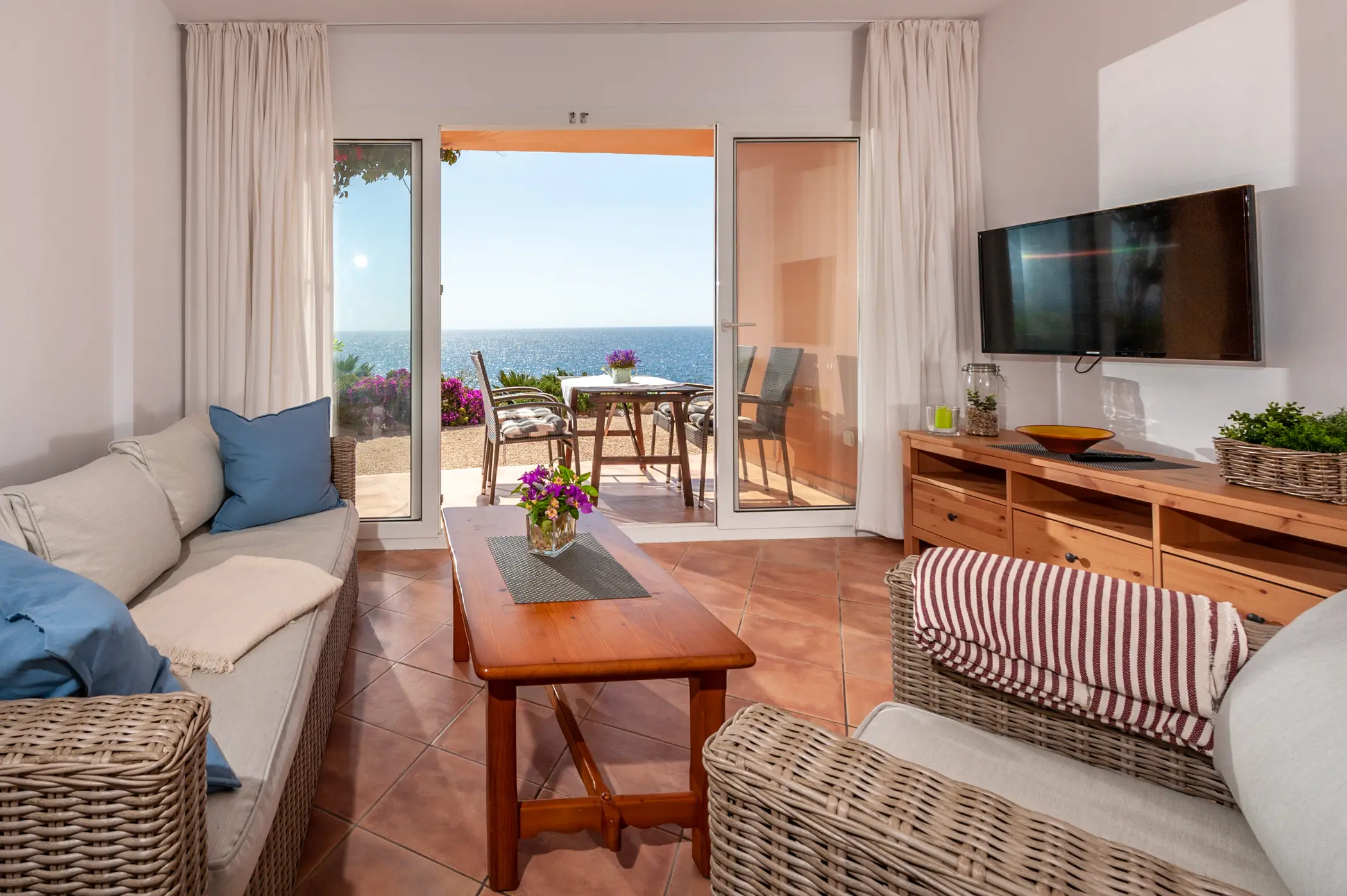Wohnbereich mit Blick auf die Terrasse und das Meer